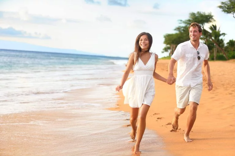 Couple walking on romantic honeymoon — Photo