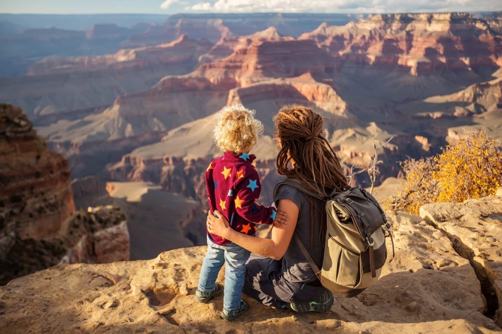 Mother with his boy in Grand canyon National Park — Photo