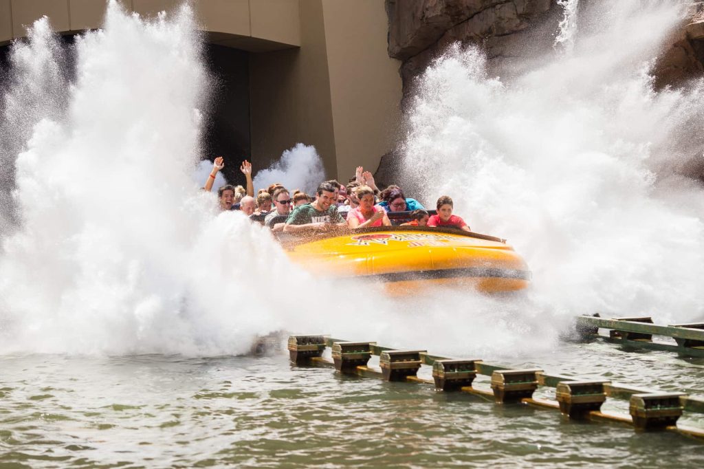 People having fun at Jurassic Park River Adventure at Universal Orlando Resort in Orlando, Florida, USA — Stock Editorial Photography