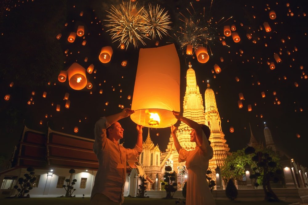 Traveler couple enjoy yeepeng floating lantern in loi kratong festival at Arun temple, Bangkok city, Thailand — Photo